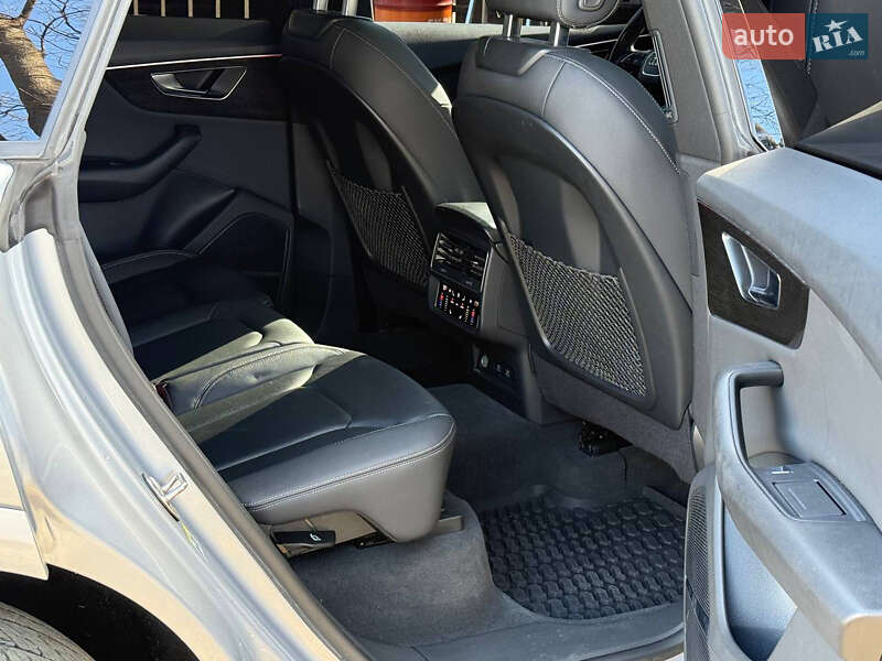 Позашляховик / Кросовер Audi Q8 2021 в Львові
