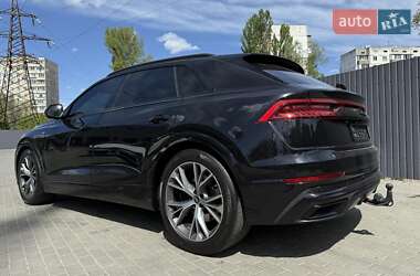 Позашляховик / Кросовер Audi Q8 2022 в 