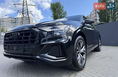 Позашляховик / Кросовер Audi Q8 2022 в 