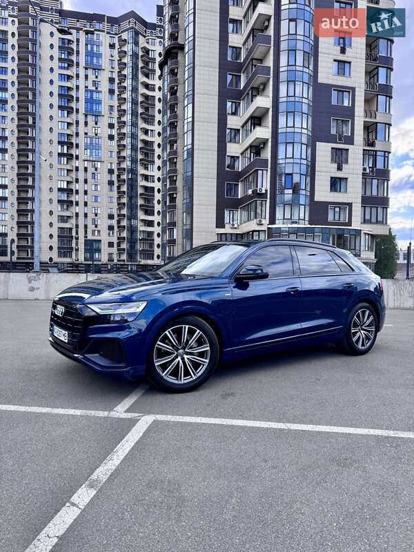 Позашляховик / Кросовер Audi Q8 2018 в 