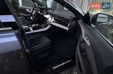Позашляховик / Кросовер Audi Q8 2021 в 