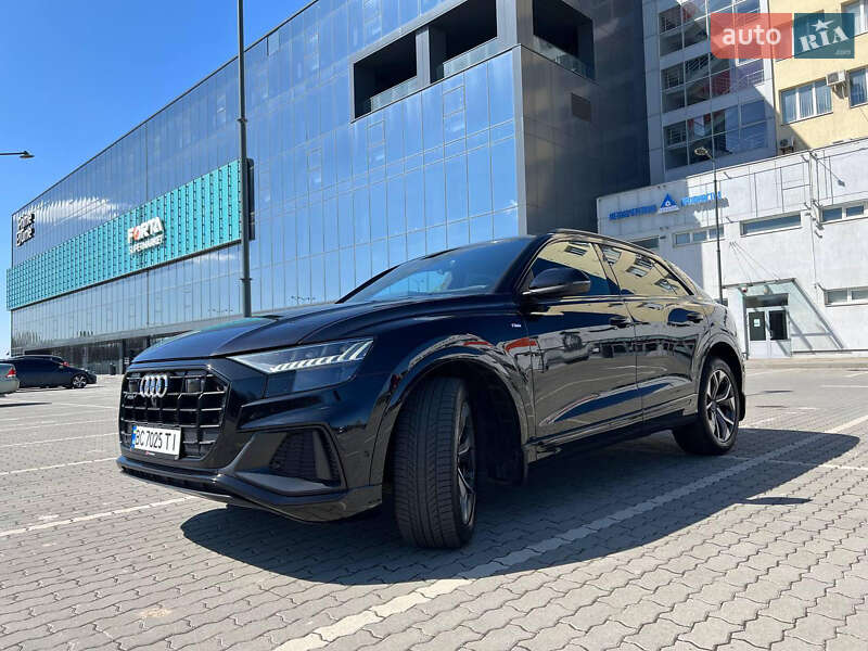Позашляховик / Кросовер Audi Q8 2021 в 