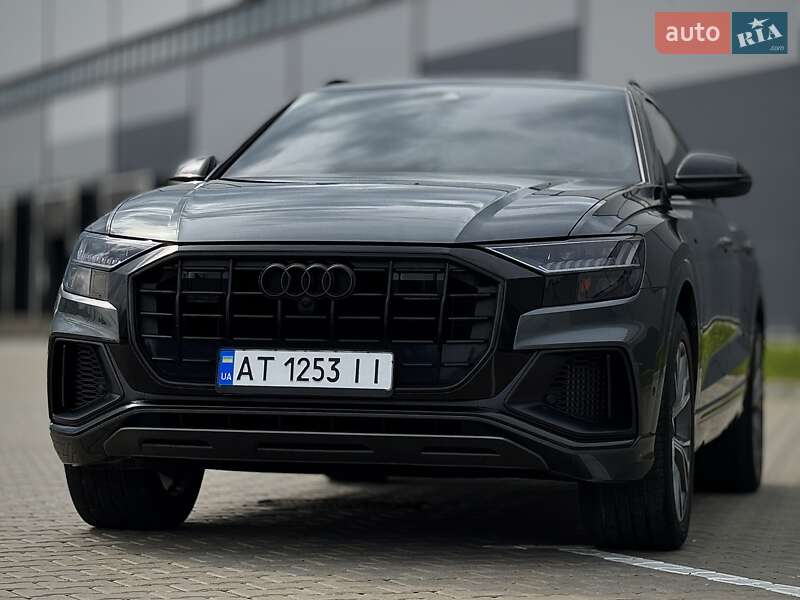 Внедорожник / Кроссовер Audi Q8 2021 в 