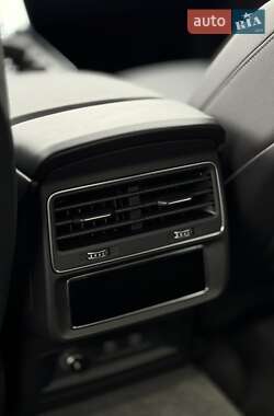 Внедорожник / Кроссовер Audi Q8 2021 в 