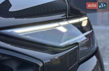 Позашляховик / Кросовер Audi Q8 2024 в 