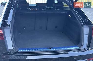 Позашляховик / Кросовер Audi Q8 2024 в 