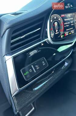 Позашляховик / Кросовер Audi Q8 2024 в 