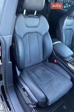 Позашляховик / Кросовер Audi Q8 2024 в 