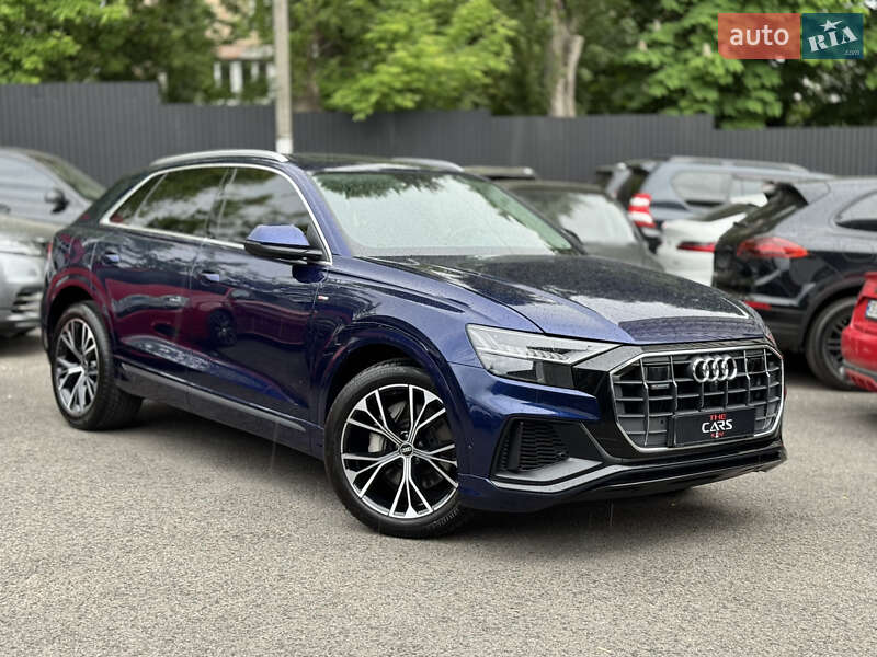 Внедорожник / Кроссовер Audi Q8 2021 в 