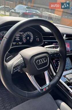 Внедорожник / Кроссовер Audi Q8 2021 в 