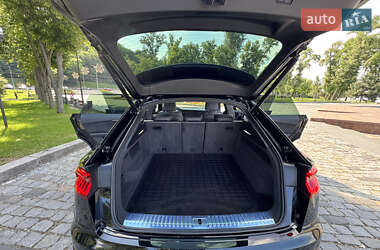 Внедорожник / Кроссовер Audi Q8 2021 в 