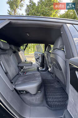 Внедорожник / Кроссовер Audi Q8 2021 в 
