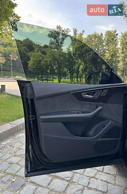 Внедорожник / Кроссовер Audi Q8 2021 в 