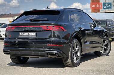 Позашляховик / Кросовер Audi Q8 2024 в 