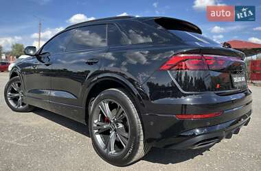Позашляховик / Кросовер Audi Q8 2024 в 