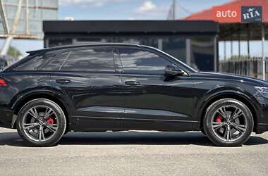 Позашляховик / Кросовер Audi Q8 2024 в 