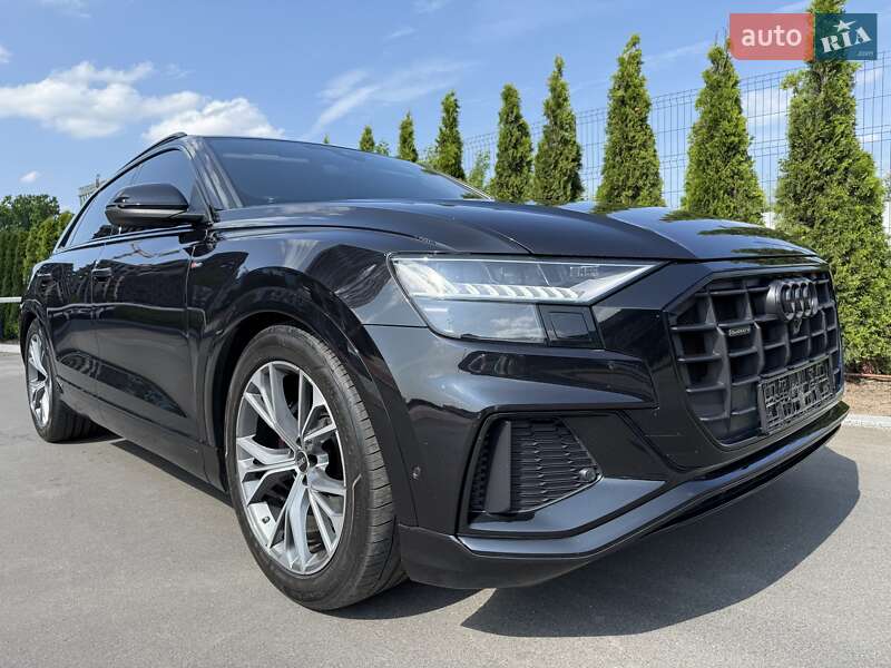 Позашляховик / Кросовер Audi Q8 2022 в 