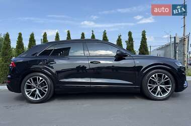 Позашляховик / Кросовер Audi Q8 2022 в 