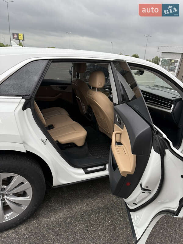 Внедорожник / Кроссовер Audi Q8 2019 в Киеве