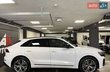 Позашляховик / Кросовер Audi Q8 2024 в 