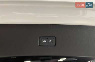Позашляховик / Кросовер Audi Q8 2024 в 