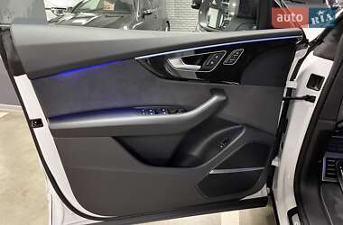 Позашляховик / Кросовер Audi Q8 2024 в 