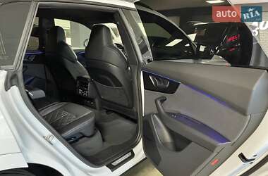 Позашляховик / Кросовер Audi Q8 2024 в 