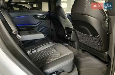 Позашляховик / Кросовер Audi Q8 2024 в 