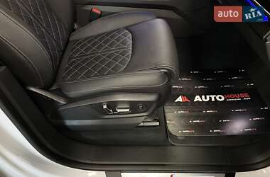 Позашляховик / Кросовер Audi Q8 2024 в 