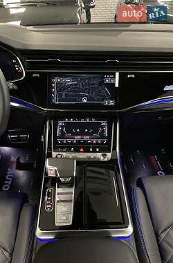 Позашляховик / Кросовер Audi Q8 2024 в 