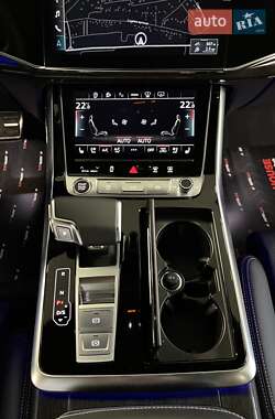 Позашляховик / Кросовер Audi Q8 2024 в 