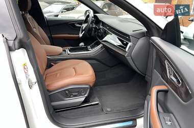 Внедорожник / Кроссовер Audi Q8 2021 в 