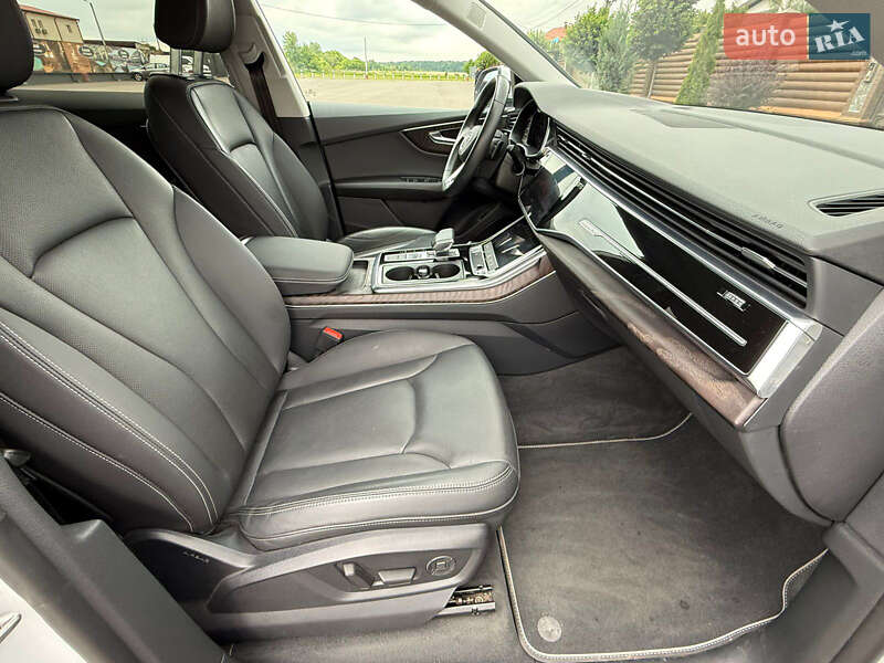 Внедорожник / Кроссовер Audi Q8 2020 в Киеве