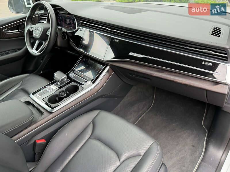 Внедорожник / Кроссовер Audi Q8 2020 в Киеве