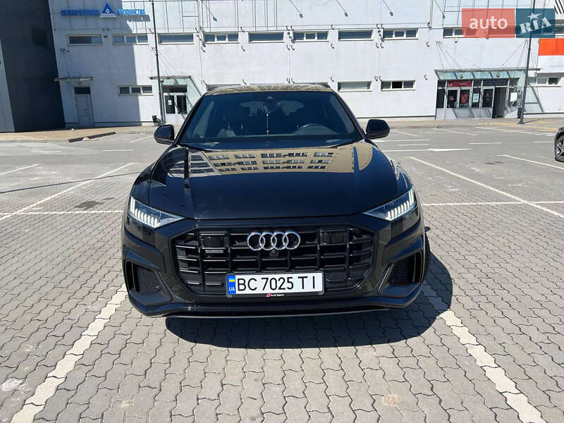 Внедорожник / Кроссовер Audi Q8 2021 в 