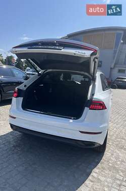 Внедорожник / Кроссовер Audi Q8 2022 в 