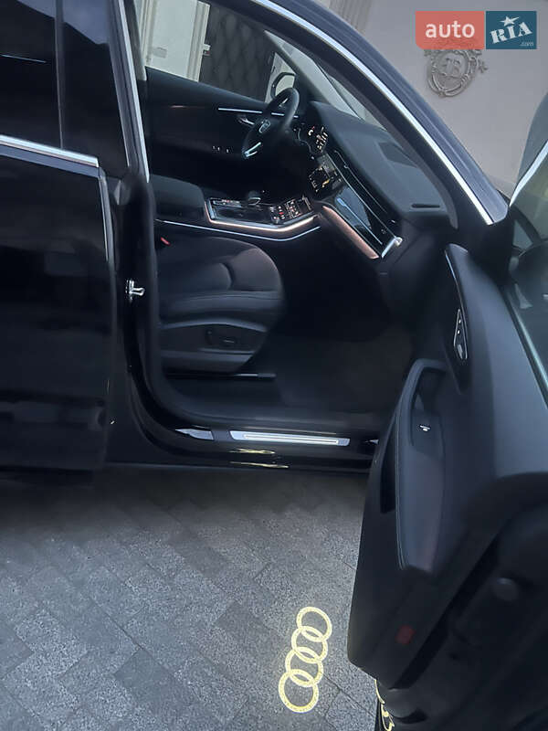Внедорожник / Кроссовер Audi Q8 2023 в Черновцах