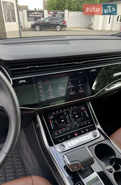 Позашляховик / Кросовер Audi Q8 2023 в 