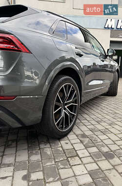 Позашляховик / Кросовер Audi Q8 2023 в 