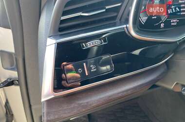 Внедорожник / Кроссовер Audi Q8 2021 в 