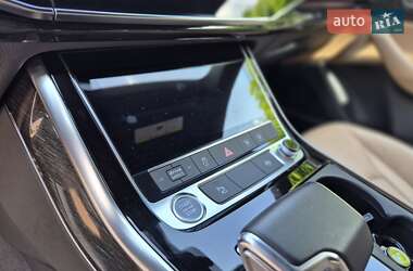 Позашляховик / Кросовер Audi Q8 2021 в 