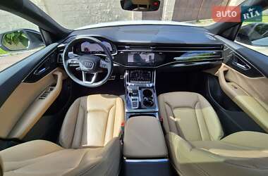 Позашляховик / Кросовер Audi Q8 2021 в 