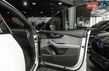 Внедорожник / Кроссовер Audi Q8 2021 в 