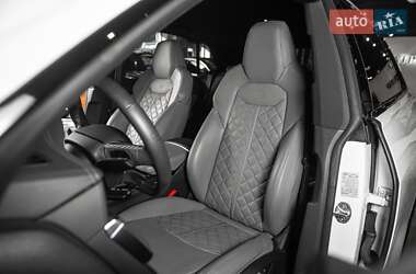 Внедорожник / Кроссовер Audi Q8 2021 в 