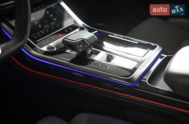 Внедорожник / Кроссовер Audi Q8 2021 в 