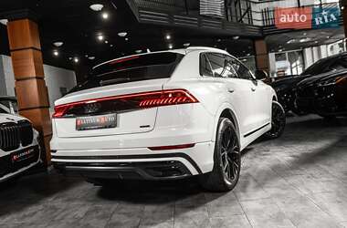 Внедорожник / Кроссовер Audi Q8 2021 в 