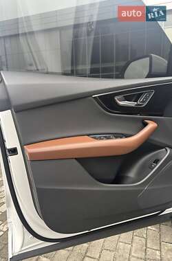 Внедорожник / Кроссовер Audi Q8 2021 в 