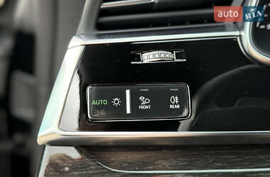 Внедорожник / Кроссовер Audi Q8 2021 в 