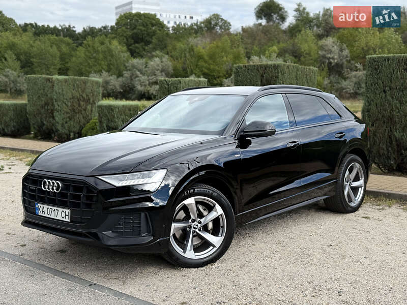 Внедорожник / Кроссовер Audi Q8 2021 в 