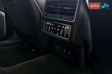 Внедорожник / Кроссовер Audi Q8 2021 в 